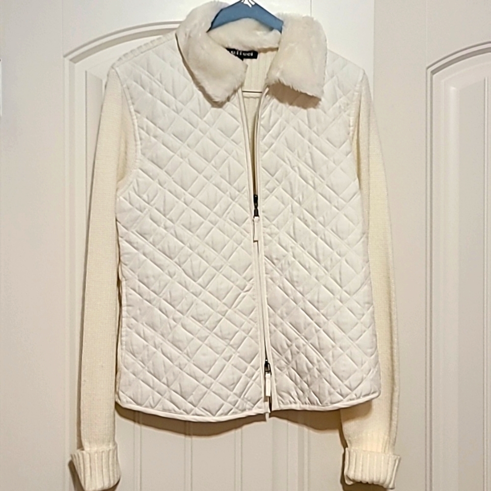Cream colored zip closure medium sweater with faux fur collar